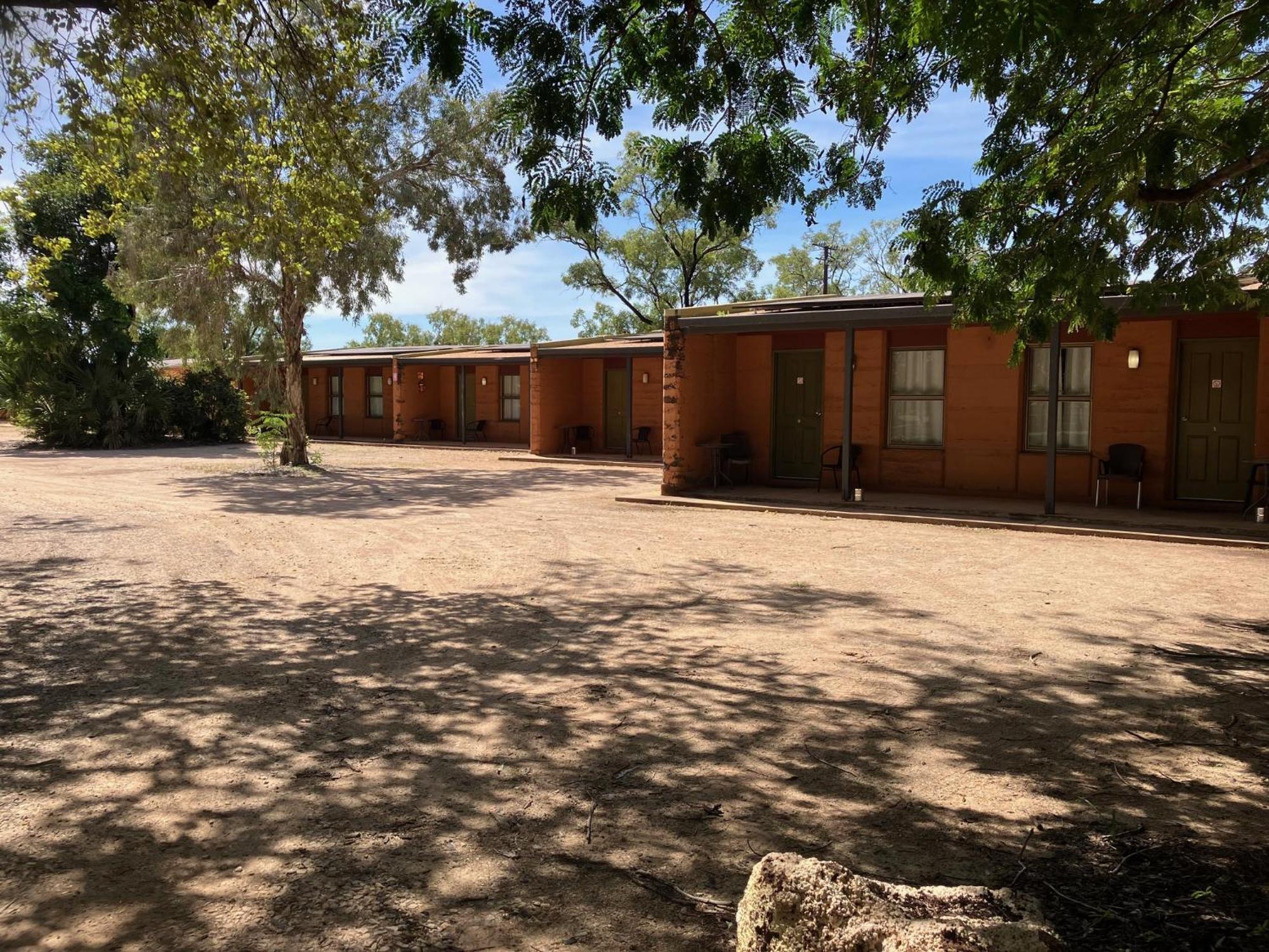 Territory Manor Motel & Caravan Park Mataranka Kültér fotó